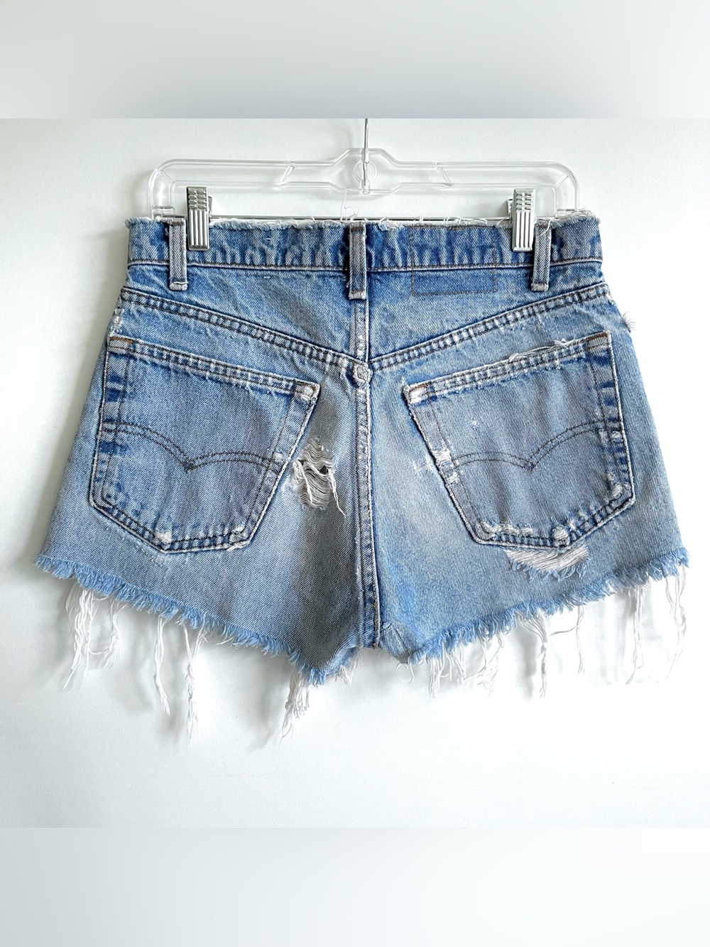 *:..ﾞ(( *ﾟ¨ﾟﾟ･*:.. ~

Vintage Levis Distressed Cutoff Shorts